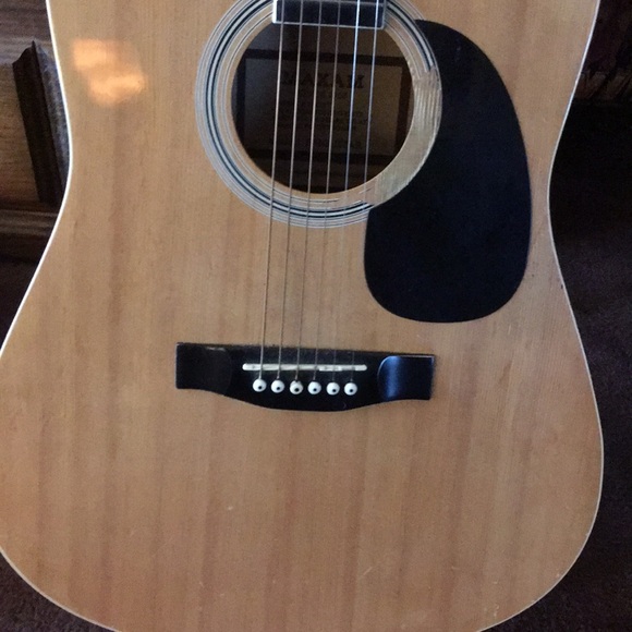 Guitar - Picture 4 of 7